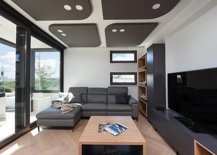 Lazy - Luxury Yachting *