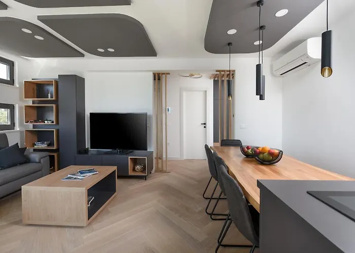 Lazy - Luxury Yachting זאדאר